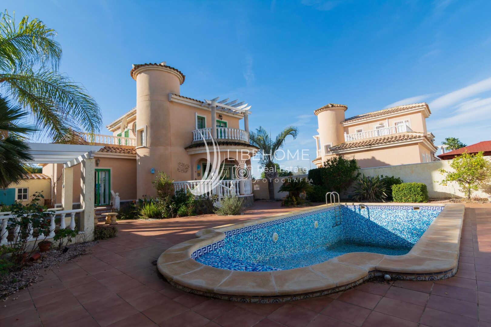 Chalet independiente con piscina en La Marina, San Fulgencio, Alicante, representando el éxito al vender herencia extranjero alicante.