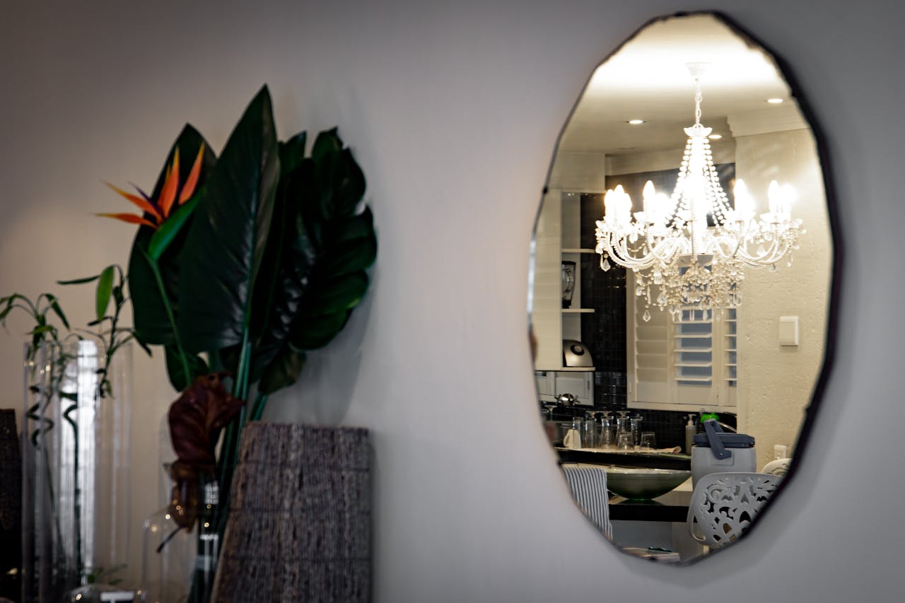 Sala de estar decorada con muebles reciclados y plantas de interior.